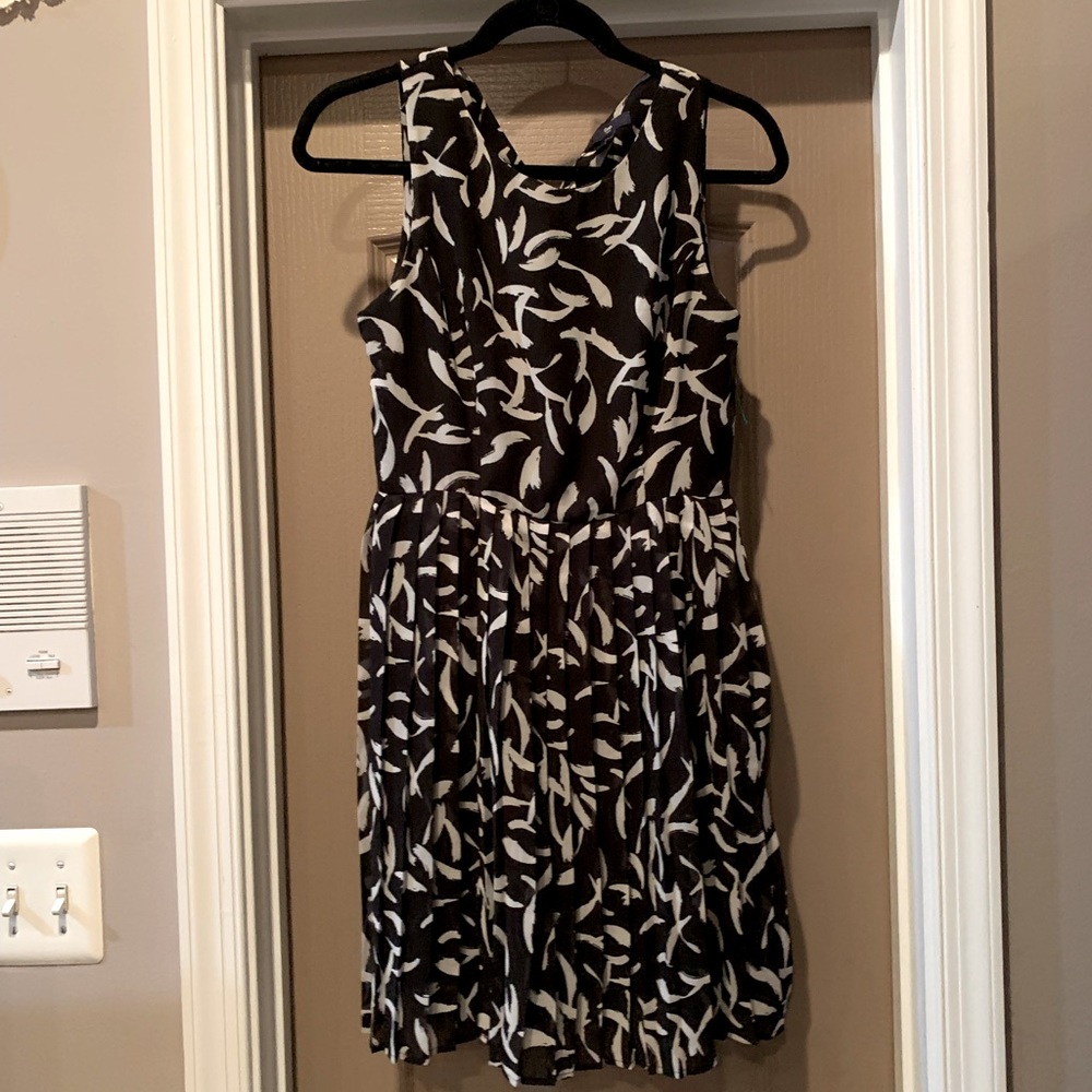 GAP Black and White Feather Brushstroke Print Sleeveless Dress. Size 2